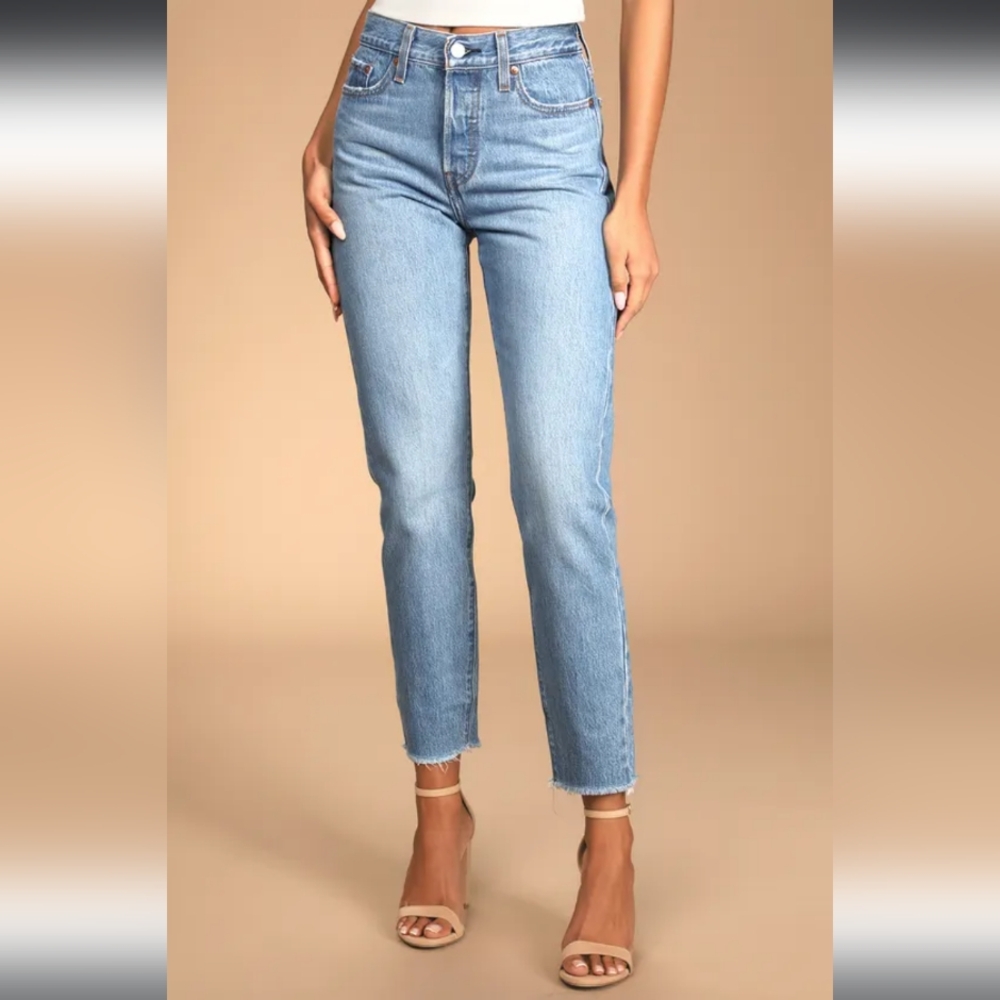 Levi's Wedgie Classic Blue Straight Leg Distressed Crop Ankle Blue Jeans NWT